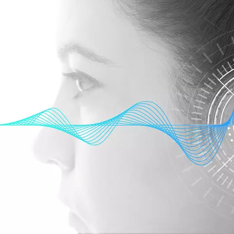 Schallwellen am Ohr einer Frau